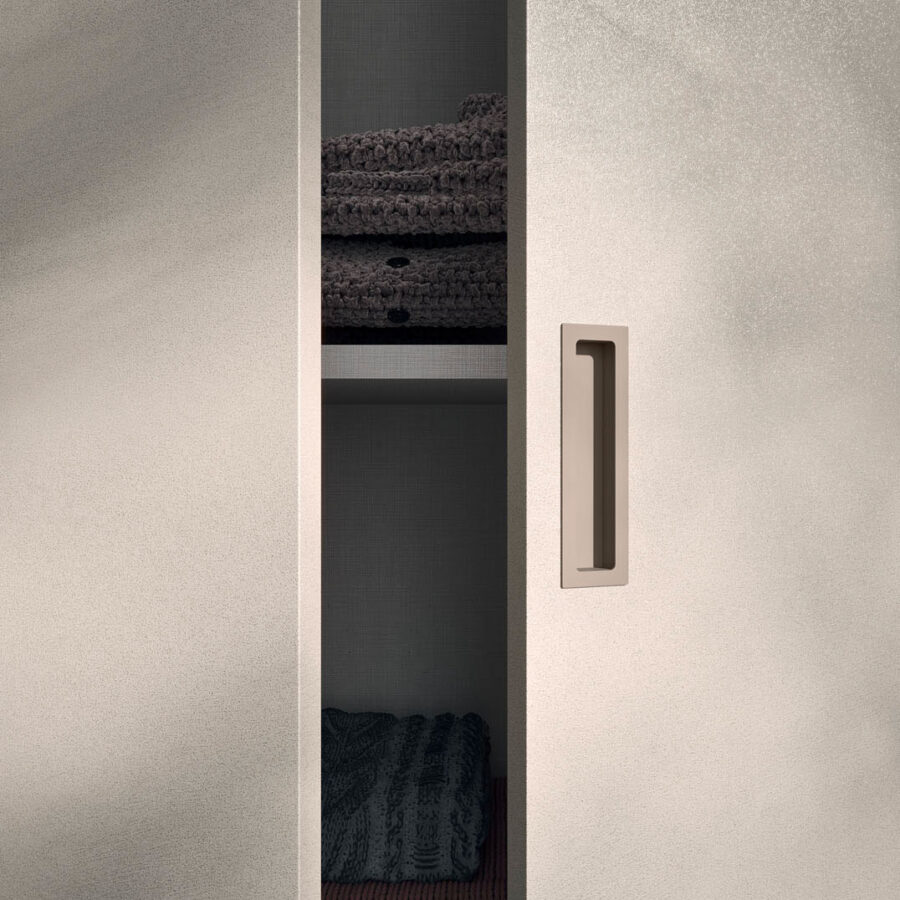 Hinged door wardrobe with Liscia door and M31 handle Orme